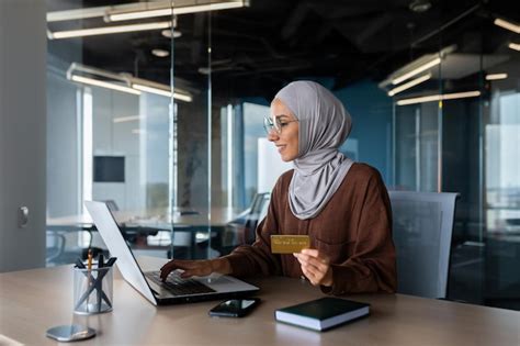 Femme musulmane réussie en hijab au travail à l'intérieur d'une femme d ...