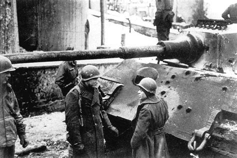 U.S. soldiers around a damaged German tank Pz.Kpfw. VI Ausf. B «Tiger ...
