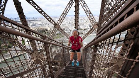 Verticale Tour Eiffel : une course au sommet dans une cage d'escaliers