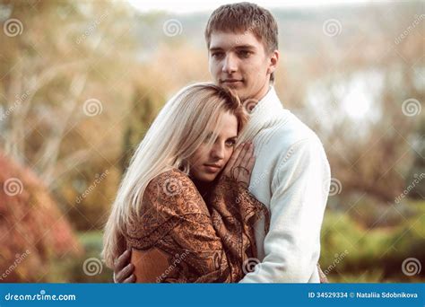 Couples heureux photo stock. Image du automne, coloré - 34529334