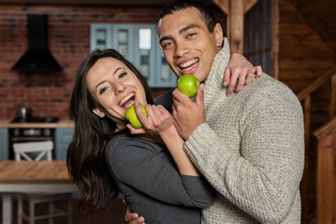 Jeune Homme Et Femme Ayant Une Pomme | Photo Gratuite