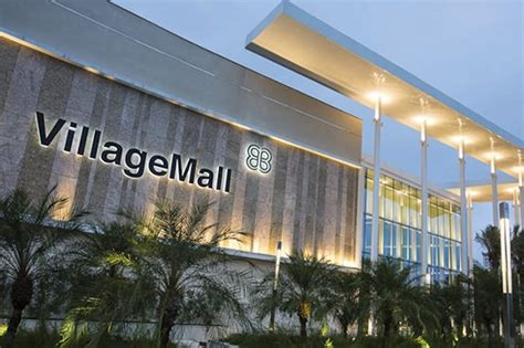 Village Mall no Rio de Janeiro - Local que reúne lojas de grife, teatro ...