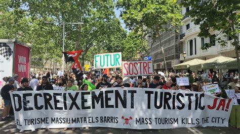 Espagne : des centaines de personnes manifestent contre le surtourisme à Barcelone