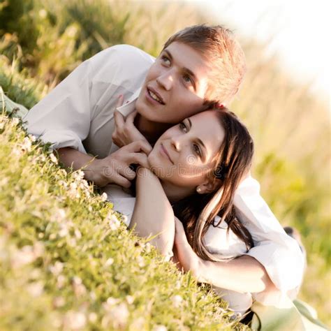 Jeunes Couples Dans L'amour Image stock - Image du pré, hommes: 21074773