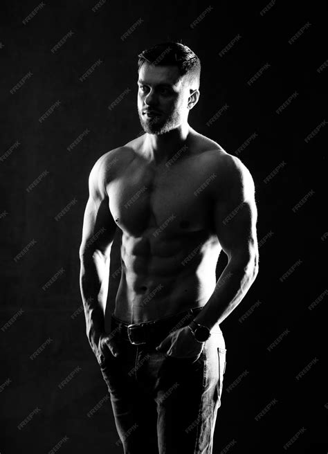 Homme musclé et sexy. Torse nu de jeune homme aux abdos parfaits. Noir ...