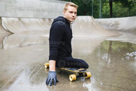 Jeune mec handicapé avec un longboard dans un skatepark 16292102 Photo ...