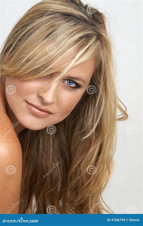 Verticale De Belle Femme Blonde Photo stock - Image du femelle, brun ...