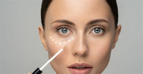 Maquillage : cette astuce anti-cernes utilisée par les stars fait des ...