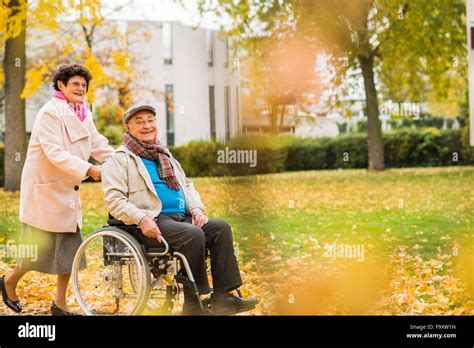 Vieux Couple Handicapé Banque d'image et photos - Alamy
