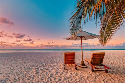 Plage Incroyable. Couple De Chaises Coucher De Soleil Romantique Plage ...