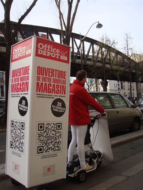 Opération de street-marketing pour l’ouverture d’un magasin Office ...