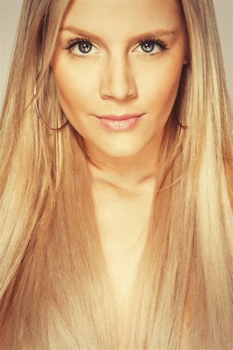 Belle Jeune Fille Blonde De Potrait Image stock - Image du lifestyle ...