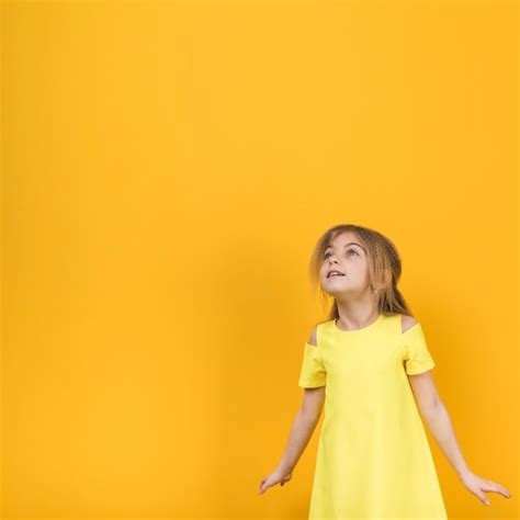 Fille réfléchie en robe jaune | Photo Gratuite
