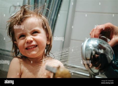 La douche des filles Banque de photographies et d’images à haute ...