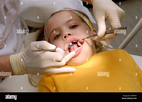 Child and dentist hi-res stock photography and images - Alamy