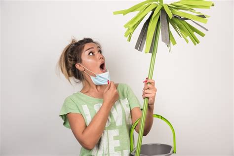 Jeune femme au foyer avec masque à la vadrouille de façon choquante sur ...