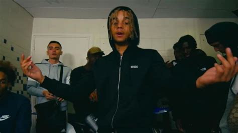 Le sweatshirt à capuche Kenzo porté par Zola dans son video clip 