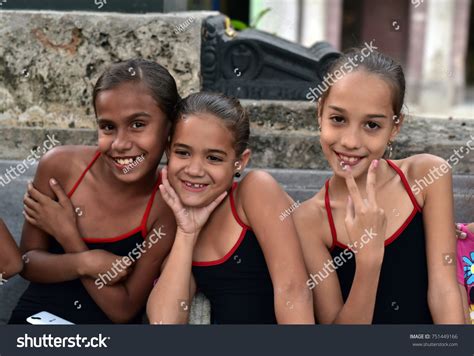 Havana Cuba 09032017 Portrait Cuban Girls Stockfoto 751449166 ...