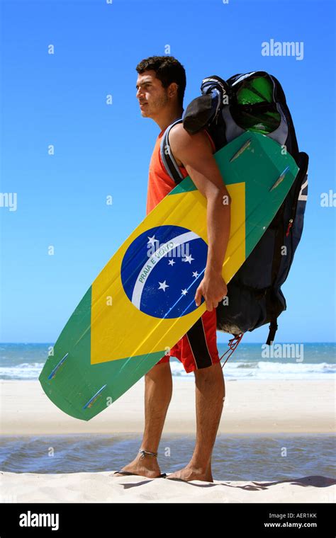 Kite surfer avec le drapeau brésilien peint sur la carte avec 'praia e ...