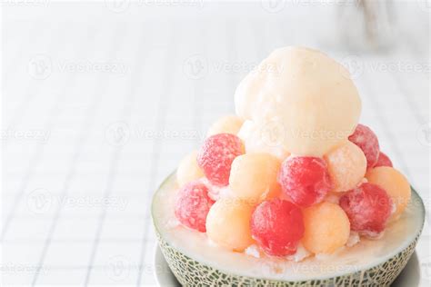 Ice melon bingsu, célèbre glace coréenne sur table 3090848 Photo de ...