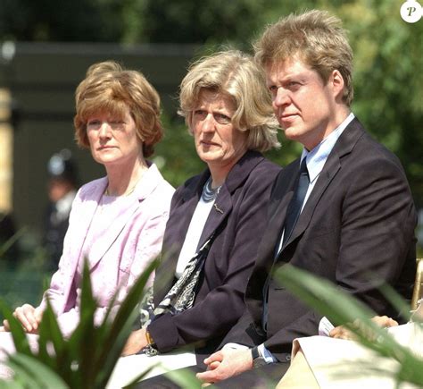 Les soeurs de Diana, Lady Sarah et Lady Jane, et son frère Earl Charles ...