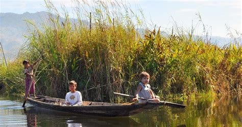 Barque, Gamins sur une barque sur le lac Inlé - Geo.fr