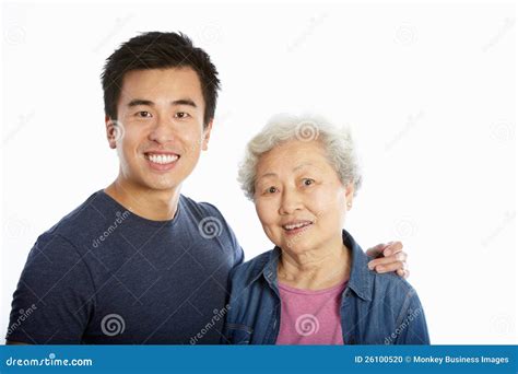 Verticale De Studio De Mère Chinoise Avec Le Fils Adulte Photo stock ...