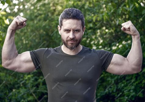 Homme Musclé Fort Mec Musclé Avec Un Homme Musclé Biceps Fort En Plein ...