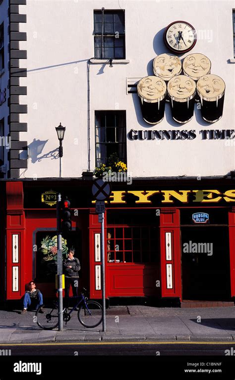 Baggot street dublin hi-res stock photography and images - Alamy