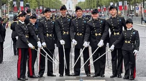 Les élèves marocains de l'Ecole Polytechnique au défilé du 14 juillet à ...