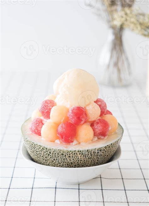 Ice melon bingsu, célèbre glace coréenne sur table 3090861 Photo de ...