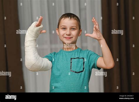 Broken arm in cast hi-res stock photography and images - Alamy
