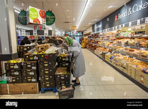 Lidl uk shopping hi-res stock photography and images - Alamy