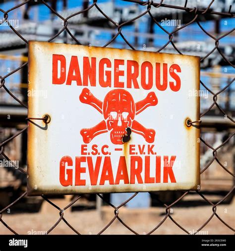 Le Signe de danger sur une clôture en anglais et afrikaans Photo Stock ...
