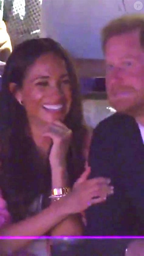Meghan Markle blottie contre Harry et jambes interminables dévoilées ...