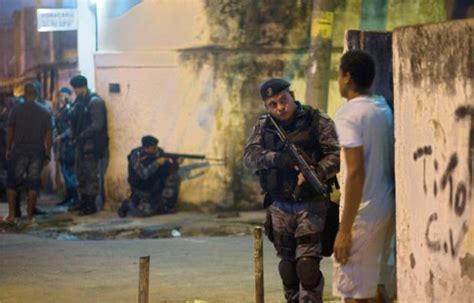 Brésil: opération militaire dans un complexe de favelas de Rio