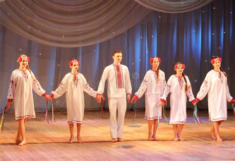 Danse Folklorique Ukrainienne Dans Le Costume Image stock éditorial ...