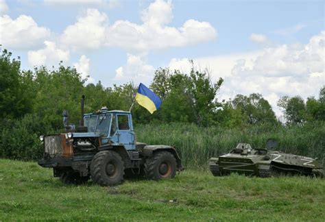 Bangkok Post - Tug-of-war: Ukraine celebrates its tank-towing farmers