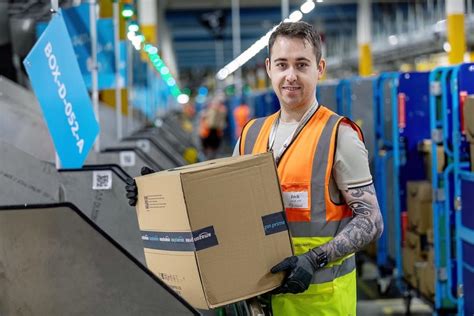 Mansfield apprentice helps Amazon announce 1,000 new UK apprenticeships ...