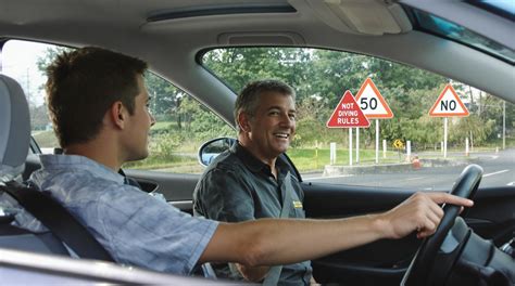 Moniteur d’auto-école : guide complet sur missions, formation et salaire