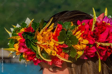 Couronne de fleurs tropicale Polynesienne Stock Photo | Adobe Stock
