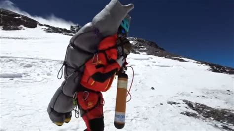 VIDÉO. En pleine zone de la mort de l’Everest, un sherpa sauve un alpiniste en le portant sur son dos... pendant 6 heures
