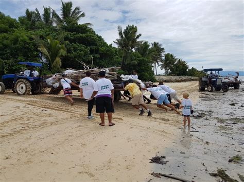Plantation Island Resort guests and staff join forces to clean up ...
