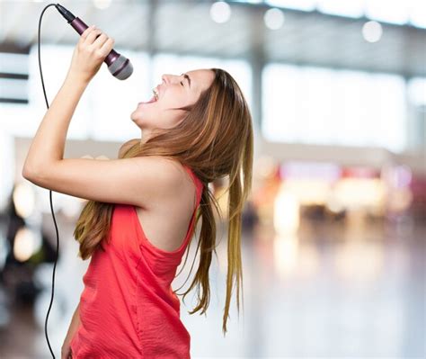 Jeune Femme Chanter Avec Un Microphone Sur Fond Blanc | Photo Gratuite