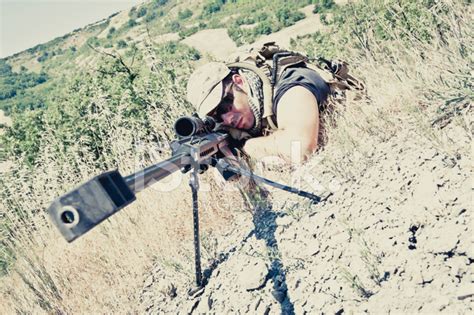 Stock Photo De Tireur D'Élite Visant Avec Le Fusil De Précision Barrett ...