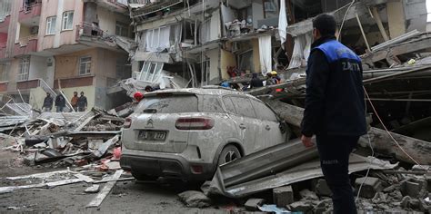 Turkey earthquake: Thousands killed as rescue efforts continue in ...