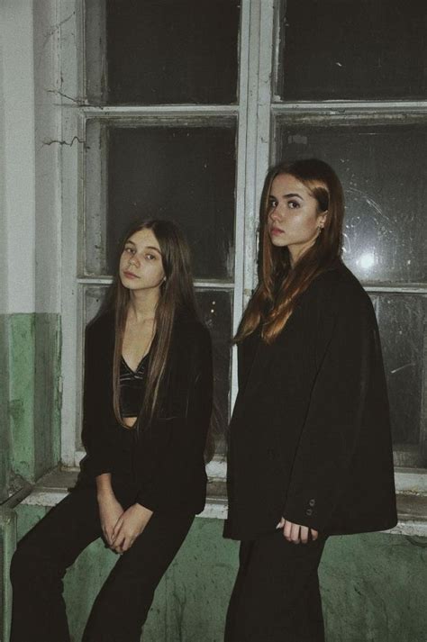 идея для фото с подругой🖤 | Foto, Idee