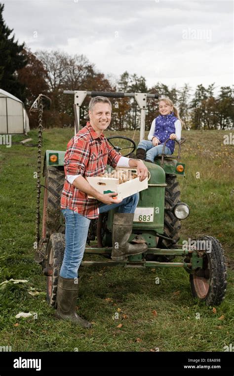 Agriculteur avec sa fille sur le tracteur Photo Stock - Alamy