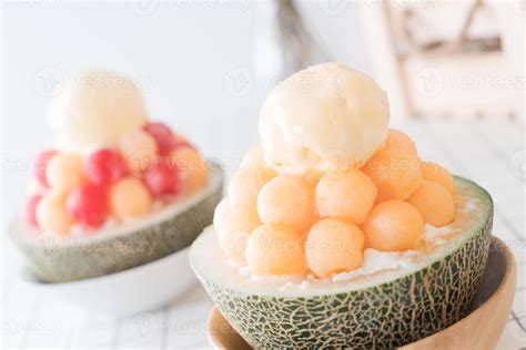 Ice melon bingsu, célèbre glace coréenne sur table 3090872 Photo de ...