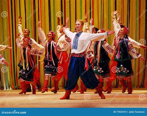 Danse ukrainienne photo stock éditorial. Image du groupe - 7702318